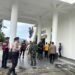 Polres Sarmi amankan Aksi Pemalangan di 3 Kantor Pemda Sarmi oleh massa tenaga honorer