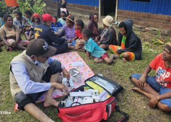 Polres Jayawijaya Hadir di Tengah Bencana, Tim Dokkes Layani Korban Banjir