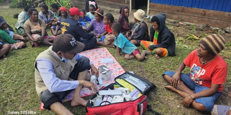 Polres Jayawijaya Hadir di Tengah Bencana, Tim Dokkes Layani Korban Banjir