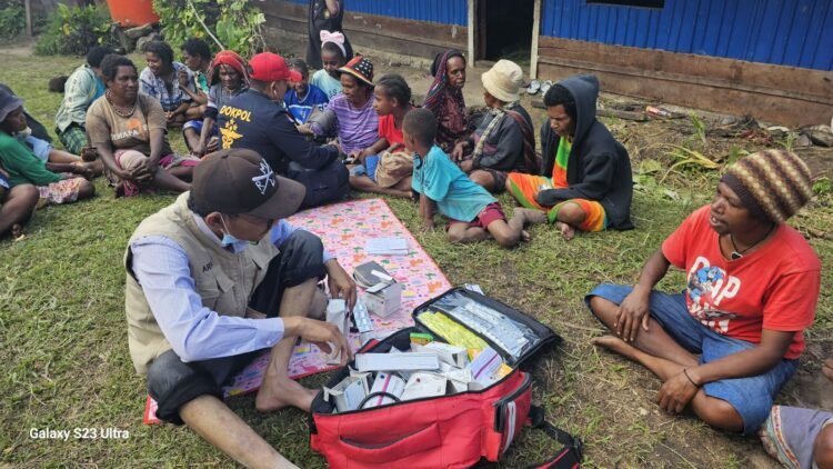 Polres Jayawijaya Hadir di Tengah Bencana, Tim Dokkes Layani Korban Banjir