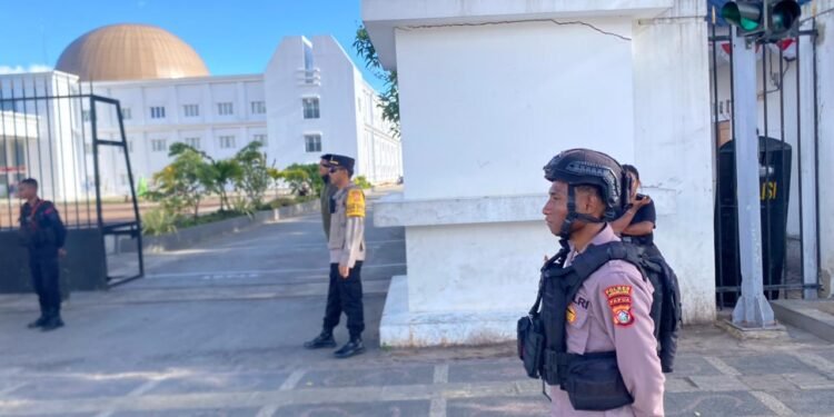 Polres Jayawijaya Hadirkan Rasa Aman pada Ibadah Kebaktian Kebangunan Rohani