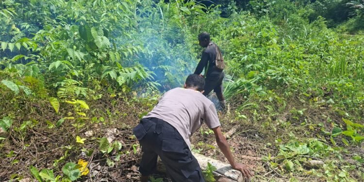 Kapolsek Tor Atas Bersama Personel dan Masyarakat Bersihkan Jalan Akibat Pohon Tumbang