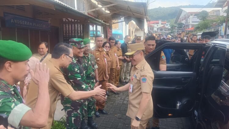 Dandim 1310/Bitung Dampingi Bupati Minut Sidak Pasar, Pastikan Harga dan Stok Aman jelang Nataru