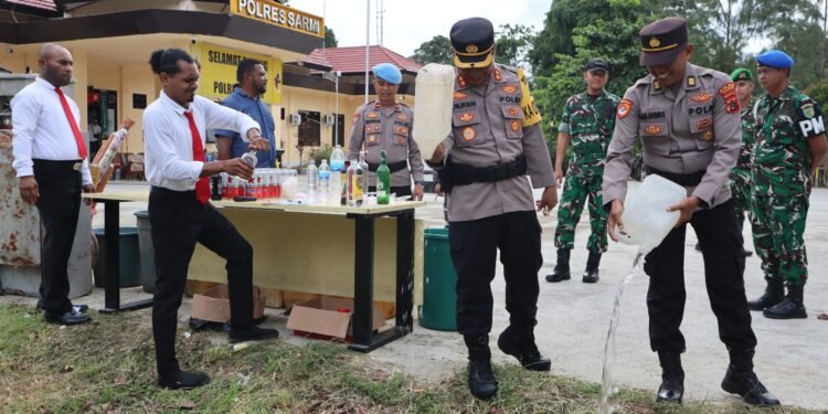 Polres Sarmi Musnahkan Miras Hasil Razia Jelang Natal dan Tahun Baru 2026