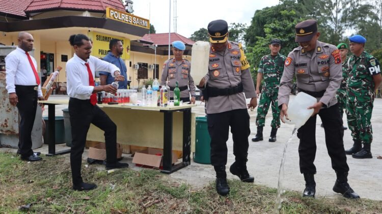 Polres Sarmi Musnahkan Miras Hasil Razia Jelang Natal dan Tahun Baru 2026