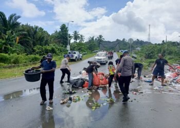 Humanis dan Sigap, Wakapolres Sarmi Pimpin Mediasi Pemalangan Sampah di Mararena