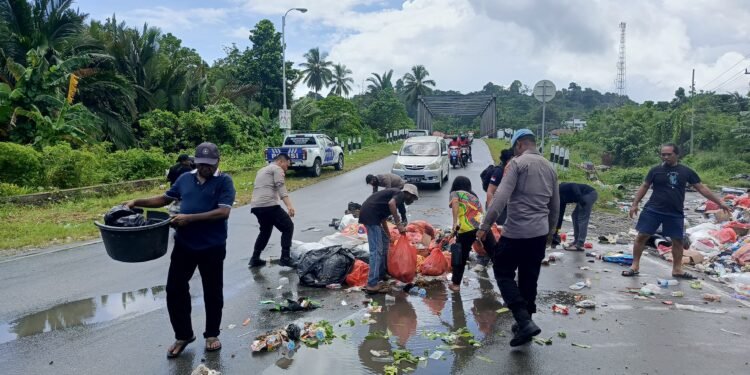 Humanis dan Sigap, Wakapolres Sarmi Pimpin Mediasi Pemalangan Sampah di Mararena