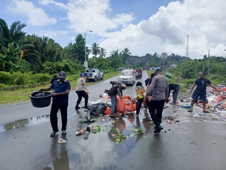 Humanis dan Sigap, Wakapolres Sarmi Pimpin Mediasi Pemalangan Sampah di Mararena