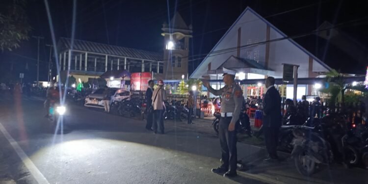Polres Sarmi Turunkan Personel Amankan Ibadah Malam Kudus di Gereja-Gereja