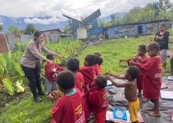 Operasi Rasaka Cartenz 2025, Subsagagas Si Ipar Polres Jayawijaya Hadirkan Pembelajaran Humanis bagi Anak-anak di Wamena