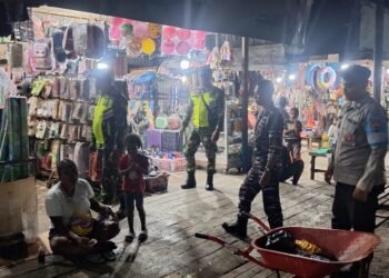 Personel Pos Pam Operasi Lilin Cartenz 2025 Laksanakan Patroli dan Imbauan Jelang Tahun Baru di Sarmi Kota