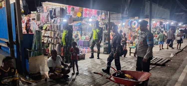 Personel Pos Pam Operasi Lilin Cartenz 2025 Laksanakan Patroli dan Imbauan Jelang Tahun Baru di Sarmi Kota
