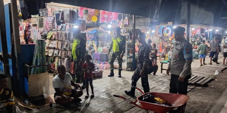 Personel Pos Pam Operasi Lilin Cartenz 2025 Laksanakan Patroli dan Imbauan Jelang Tahun Baru di Sarmi Kota