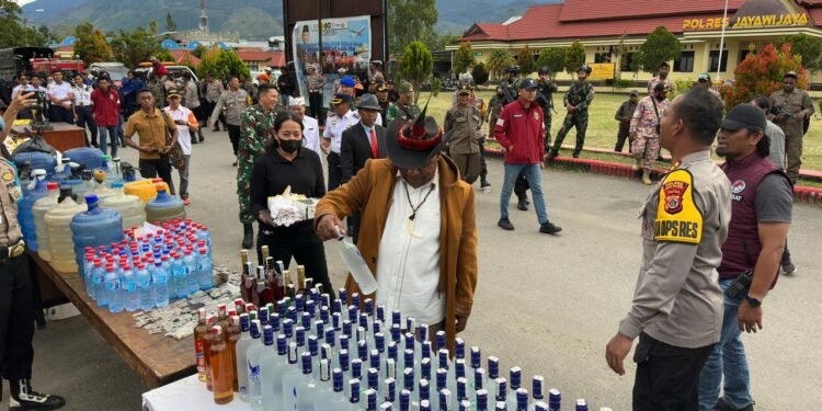 Polres Jayawijaya Musnahkan Miras, Sajam, dan Narkotika Hasil Ops Lilin Cartenz 2025