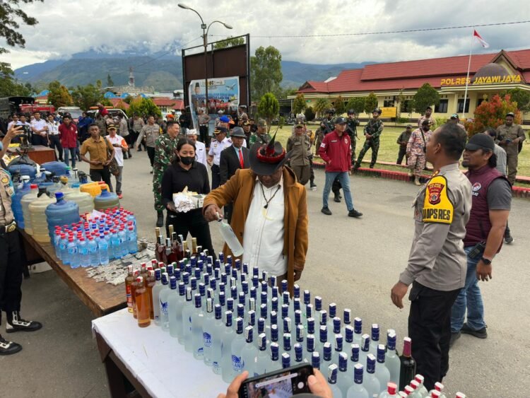 Polres Jayawijaya Musnahkan Miras, Sajam, dan Narkotika Hasil Ops Lilin Cartenz 2025