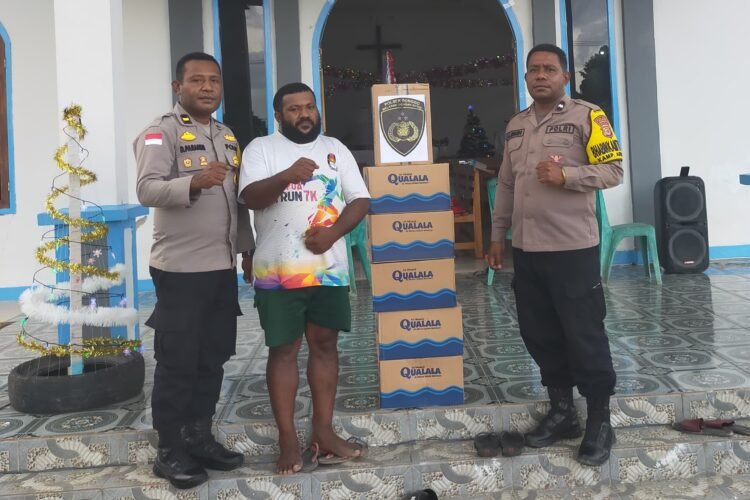 Humanis dan Peduli, Wakapolsek Bonggo Sambangi Jemaat GKI Lewat Bantuan Kasih