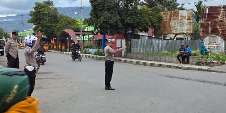 Polres Jayawijaya Laksanakan Pengamanan dan Gatur Lalin Ops Lilin Cartenz 2025 di Wamena