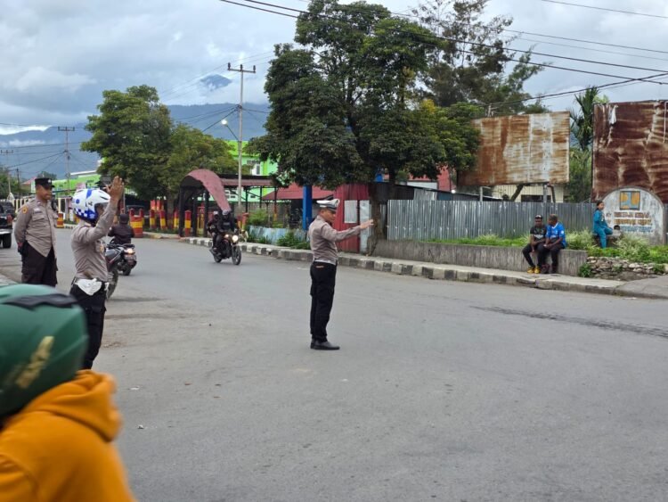 Polres Jayawijaya Laksanakan Pengamanan dan Gatur Lalin Ops Lilin Cartenz 2025 di Wamena