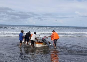 Wakapolsek Bonggo Bersama Anggota Datangi TKP Warga Terseret Ombak di Pantai Tarontah
