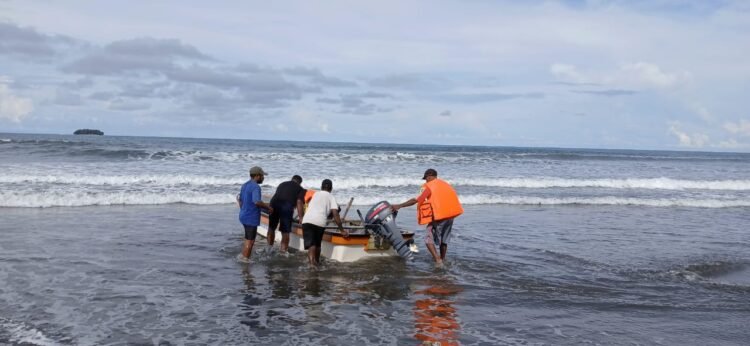 Wakapolsek Bonggo Bersama Anggota Datangi TKP Warga Terseret Ombak di Pantai Tarontah
