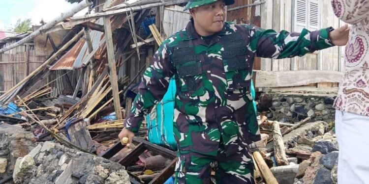 Rumah Warga Ambruk Diterjang Angin Kencang, Dandim 1310/Bitung Turun Langsung Tinjau Lokasi dan Berikan Bantuan