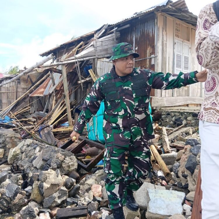 Rumah Warga Ambruk Diterjang Angin Kencang, Dandim 1310/Bitung Turun Langsung Tinjau Lokasi dan Berikan Bantuan