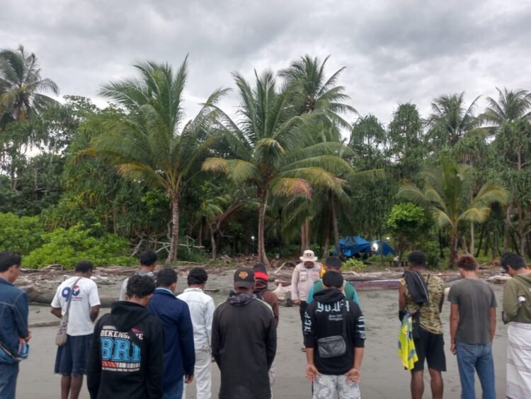 Kapolsek Bonggo Bersama Relawan dan Keluarga Terus Lanjutkan Pencarian Korban Tenggelam
