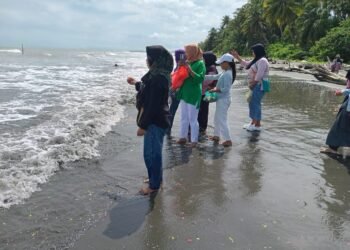 Doa dan Tabur Bunga Tandai Penghentian Pencarian Mandiri Korban Tenggelam di Muara Kali Dormas