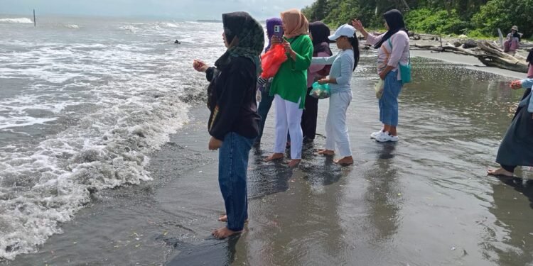 Doa dan Tabur Bunga Tandai Penghentian Pencarian Mandiri Korban Tenggelam di Muara Kali Dormas