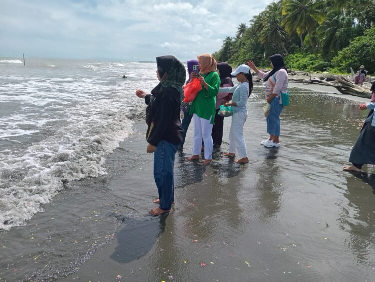 Doa dan Tabur Bunga Tandai Penghentian Pencarian Mandiri Korban Tenggelam di Muara Kali Dormas