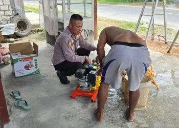 Sat Binmas Polres Sarmi Berikan Bantuan Usaha Mesin Cuci Motor Bagi Warga Kampung Neidam