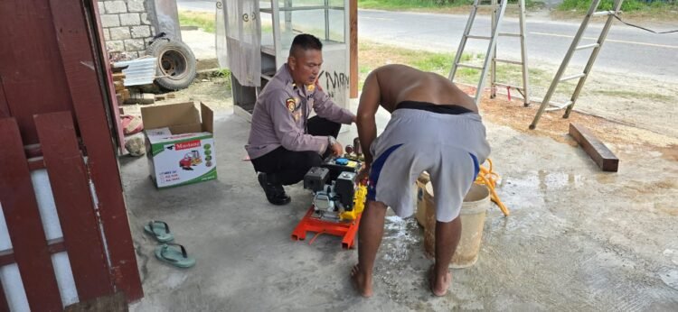Sat Binmas Polres Sarmi Berikan Bantuan Usaha Mesin Cuci Motor Bagi Warga Kampung Neidam