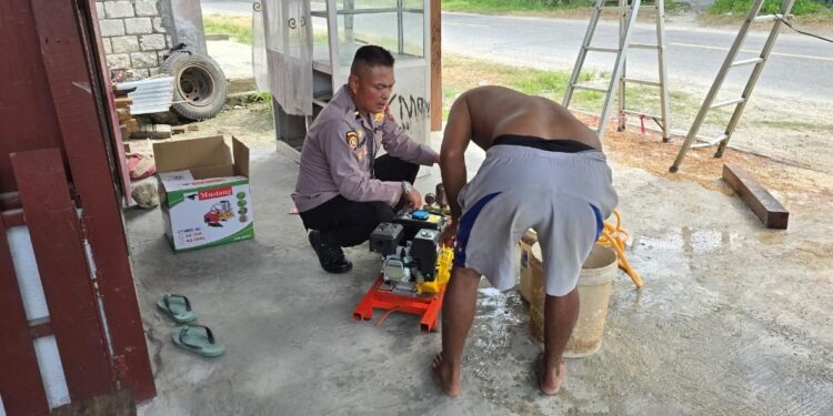 Sat Binmas Polres Sarmi Berikan Bantuan Usaha Mesin Cuci Motor Bagi Warga Kampung Neidam