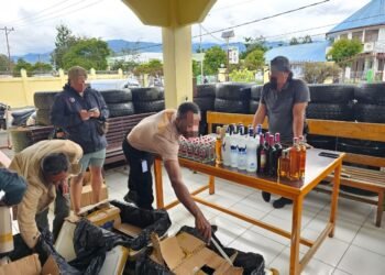 Polres Jayawijaya Amankan 11 Karton Miras Berlabel di Bandara Wamena