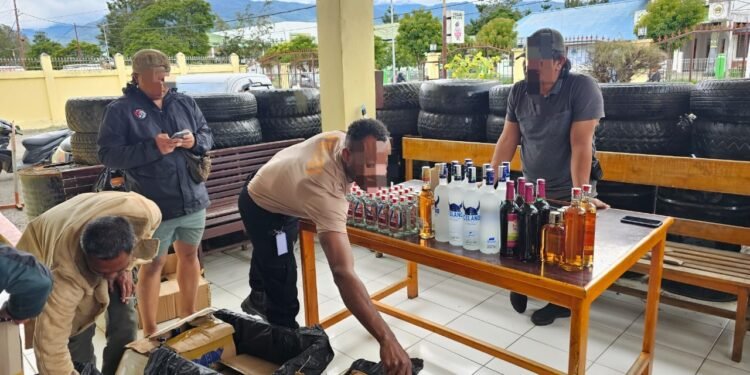 Polres Jayawijaya Amankan 11 Karton Miras Berlabel di Bandara Wamena