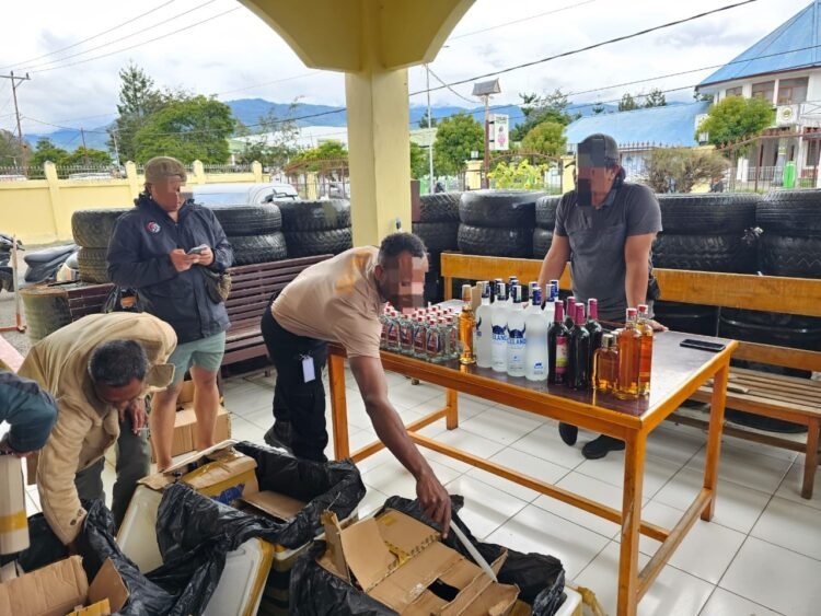 Polres Jayawijaya Amankan 11 Karton Miras Berlabel di Bandara Wamena