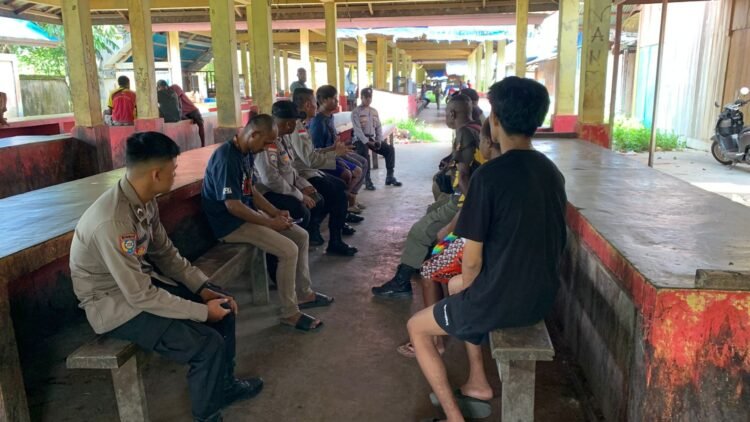 Sat Binmas Polres Sarmi Sosialisasikan FKPM dan Pos Kamling di Pasar Sentral Mararena