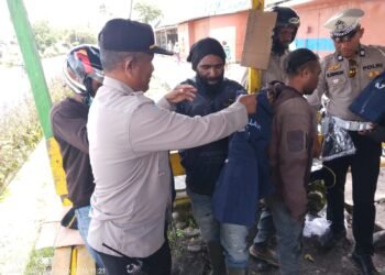 Polres Jayawijaya Salurkan Bantuan Rompi Ojek kepada Pengemudi Ojek di Kota Wamena