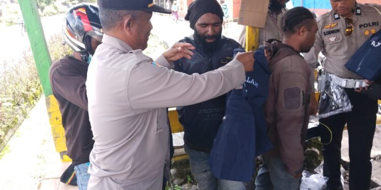 Polres Jayawijaya Salurkan Bantuan Rompi Ojek kepada Pengemudi Ojek di Kota Wamena