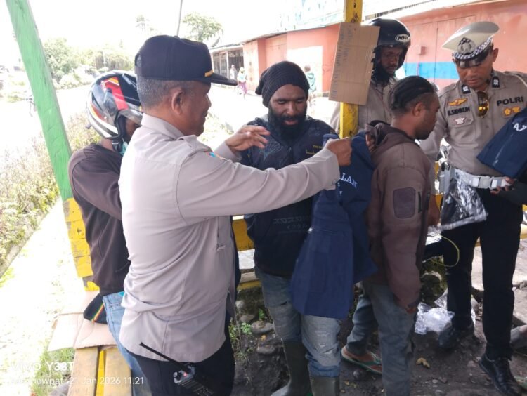 Polres Jayawijaya Salurkan Bantuan Rompi Ojek kepada Pengemudi Ojek di Kota Wamena