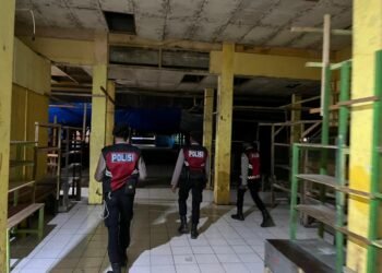 Personel Pos Shelter Sat Samapta Polres Sarmi Laksanakan Patroli Malam di Pasar Sentral Mararena