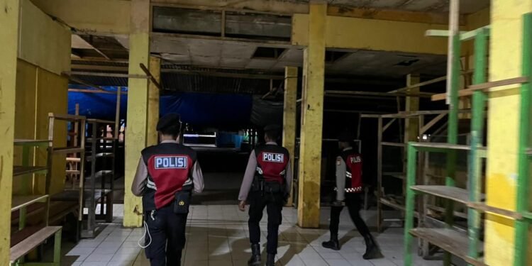 Personel Pos Shelter Sat Samapta Polres Sarmi Laksanakan Patroli Malam di Pasar Sentral Mararena