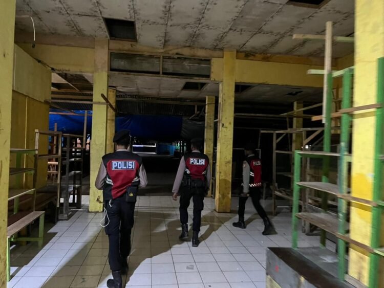 Personel Pos Shelter Sat Samapta Polres Sarmi Laksanakan Patroli Malam di Pasar Sentral Mararena