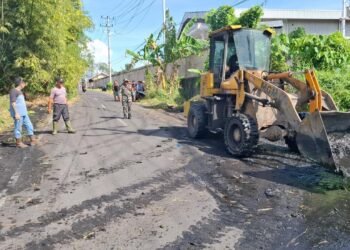 Wujud Kemanunggalan TNI-Rakyat, Babinsa Koramil 01 Bitung Kerja Bakti Bersama Warga Tanjung Merah