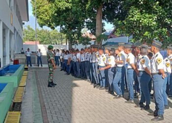 Jadi Irup di Sekolah, Babinsa Koramil 01/Bitung Sosialisasikan Rekrutmen TNI AD