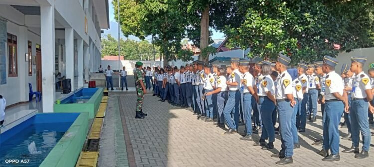 Jadi Irup di Sekolah, Babinsa Koramil 01/Bitung Sosialisasikan Rekrutmen TNI AD