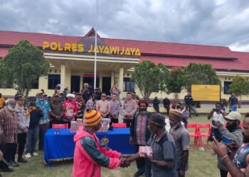 Polres Jayawijaya Fasilitasi Mediasi Final dan Pembayaran Denda Adat Kasus Pembunuhan Alm. Punika Wenda