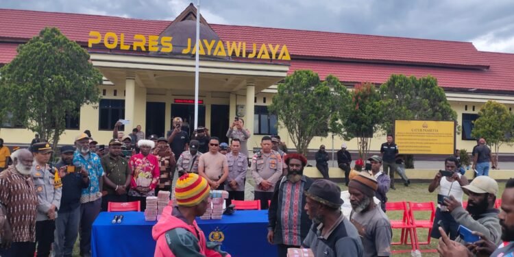 Polres Jayawijaya Fasilitasi Mediasi Final dan Pembayaran Denda Adat Kasus Pembunuhan Alm. Punika Wenda
