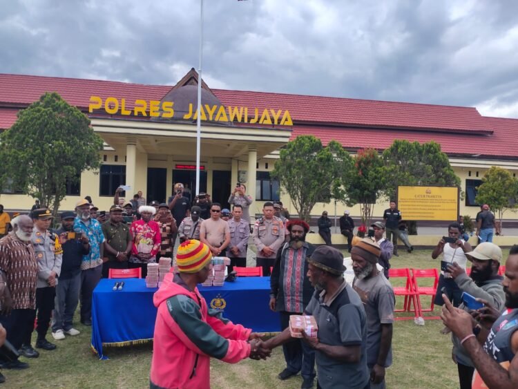 Polres Jayawijaya Fasilitasi Mediasi Final dan Pembayaran Denda Adat Kasus Pembunuhan Alm. Punika Wenda