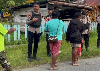 Patroli Dialogis Sat Samapta Polres Sarmi, Sambangi Tradisi Siram Air Masyarakat Pasca Tahun Baru